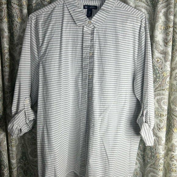 Lot of 6 - Size Large women’s Gap button down shirt - Picture 2 of 6
